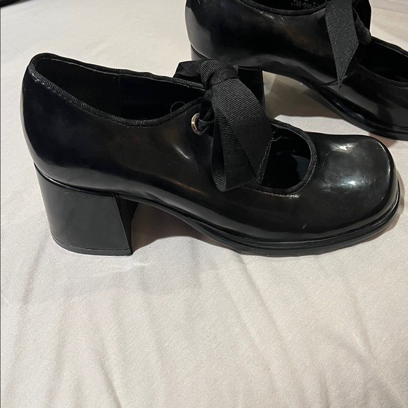 Vintage Steve Madden Square Black Heel with Bow Detail - Picture 3 of 4